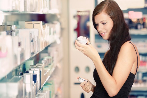 Mulher comprando cosméticos Mulher comprando cosméticos